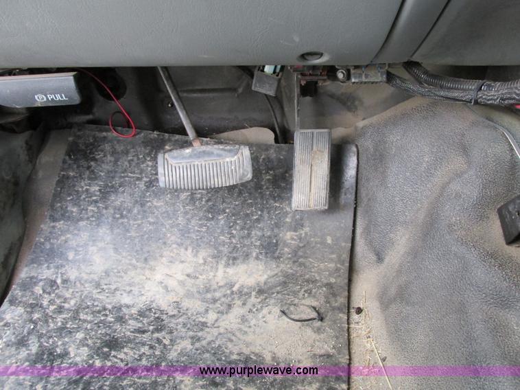 image for item F5373 2002 Ford F550 Super Duty XL flatbed truck