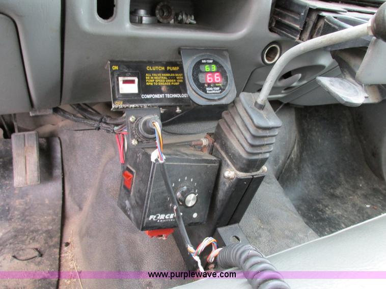 image for item F5373 2002 Ford F550 Super Duty XL flatbed truck