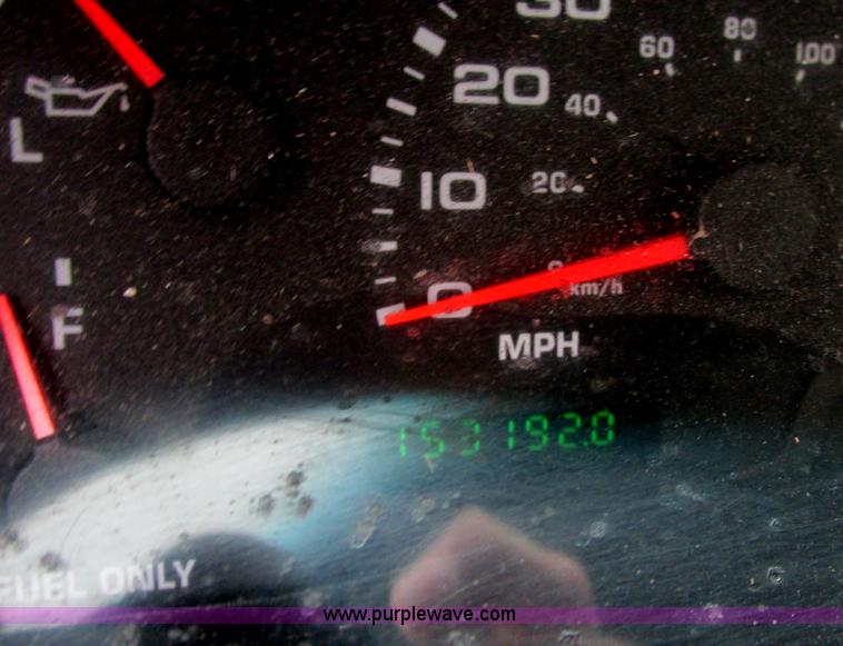 image for item F5373 2002 Ford F550 Super Duty XL flatbed truck