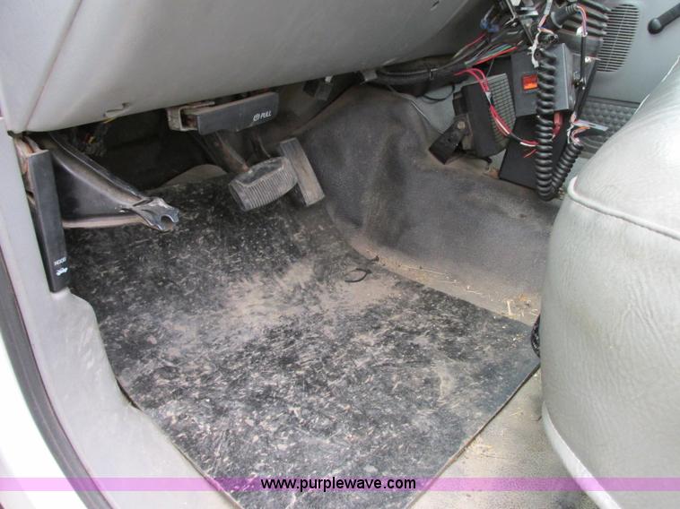 image for item F5373 2002 Ford F550 Super Duty XL flatbed truck