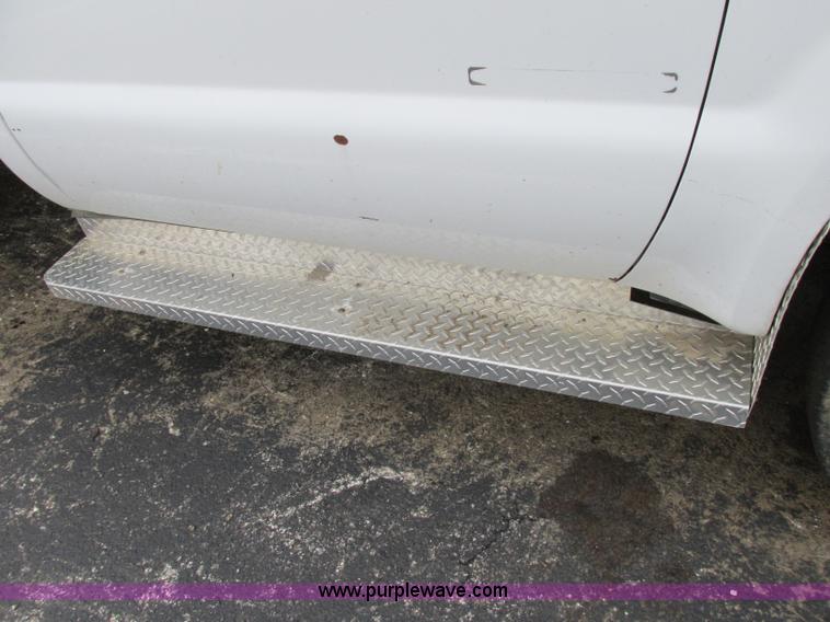 image for item F5373 2002 Ford F550 Super Duty XL flatbed truck