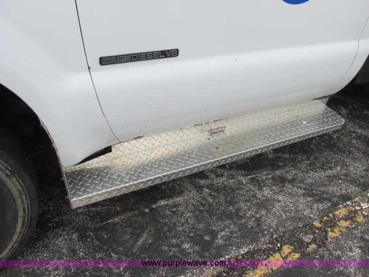 image for item F5373 2002 Ford F550 Super Duty XL flatbed truck