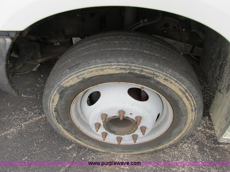 image for item F5373 2002 Ford F550 Super Duty XL flatbed truck