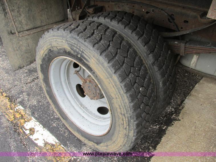 image for item F5373 2002 Ford F550 Super Duty XL flatbed truck