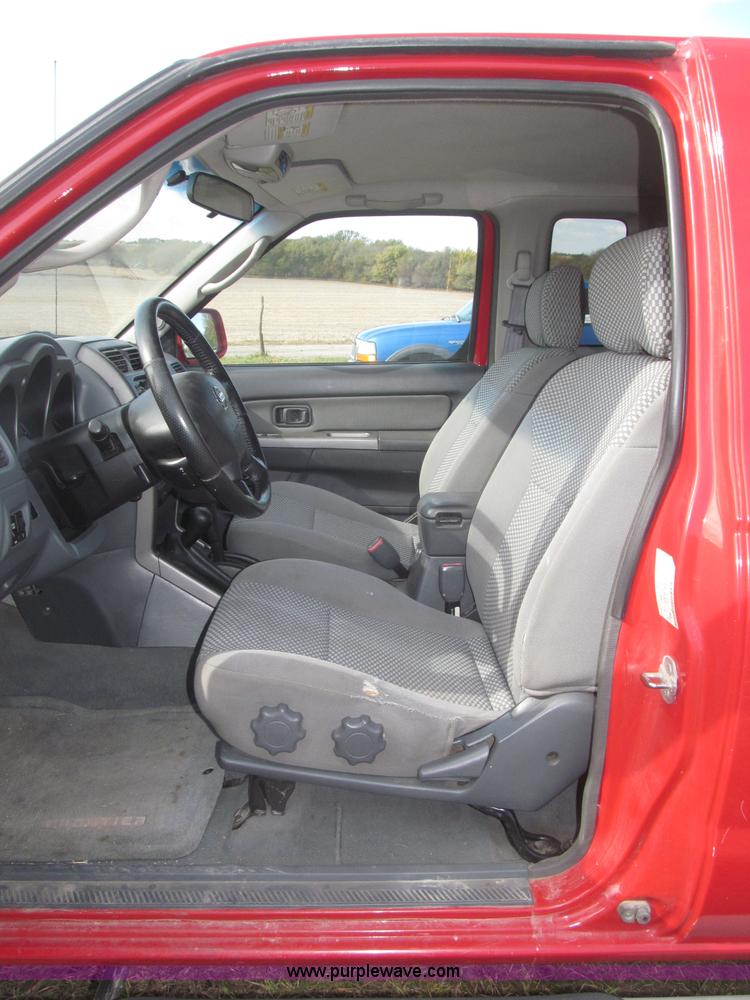 image for item F7187 2003 Nissan Frontier SE King Cab pickup truck