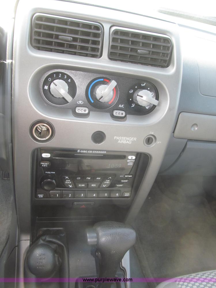 image for item F7187 2003 Nissan Frontier SE King Cab pickup truck