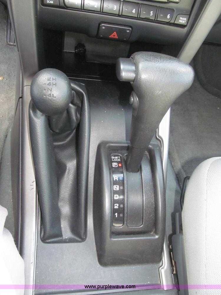 image for item F7187 2003 Nissan Frontier SE King Cab pickup truck