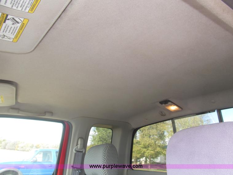 image for item F7187 2003 Nissan Frontier SE King Cab pickup truck