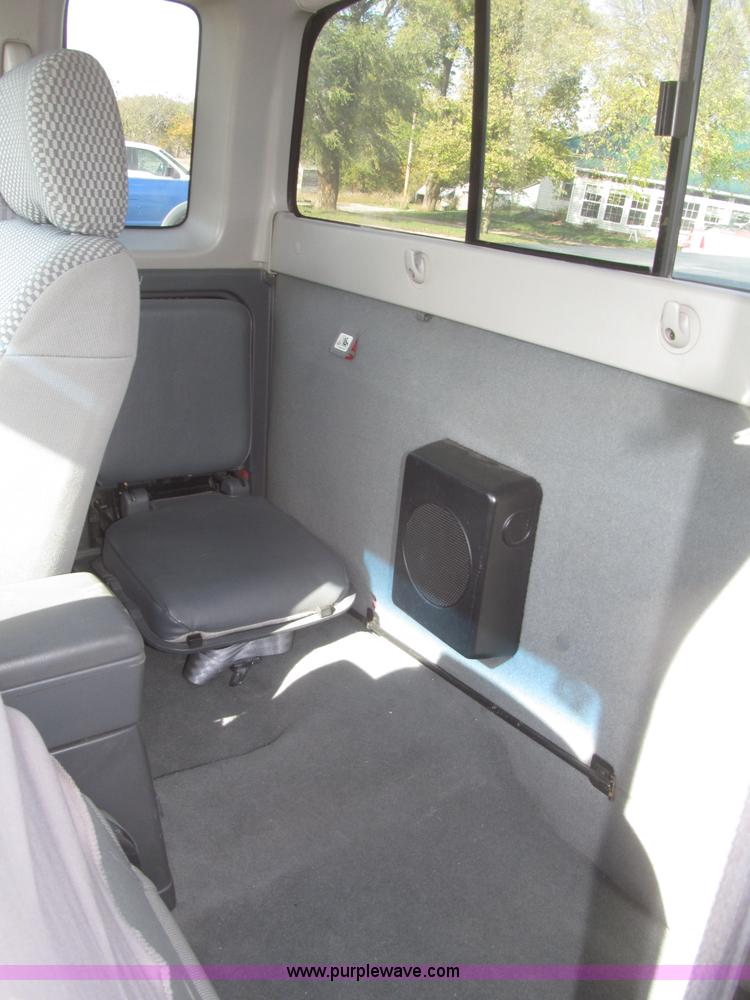 image for item F7187 2003 Nissan Frontier SE King Cab pickup truck