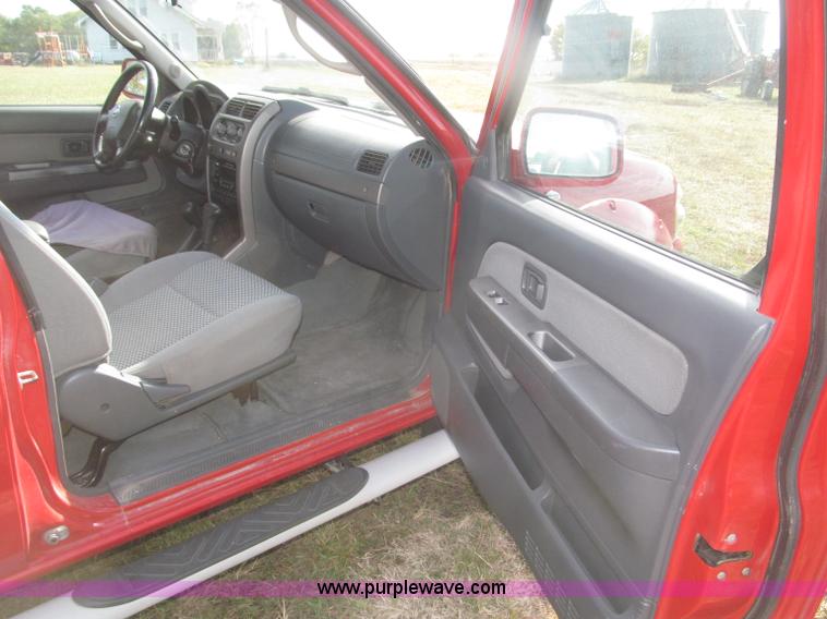 image for item F7187 2003 Nissan Frontier SE King Cab pickup truck