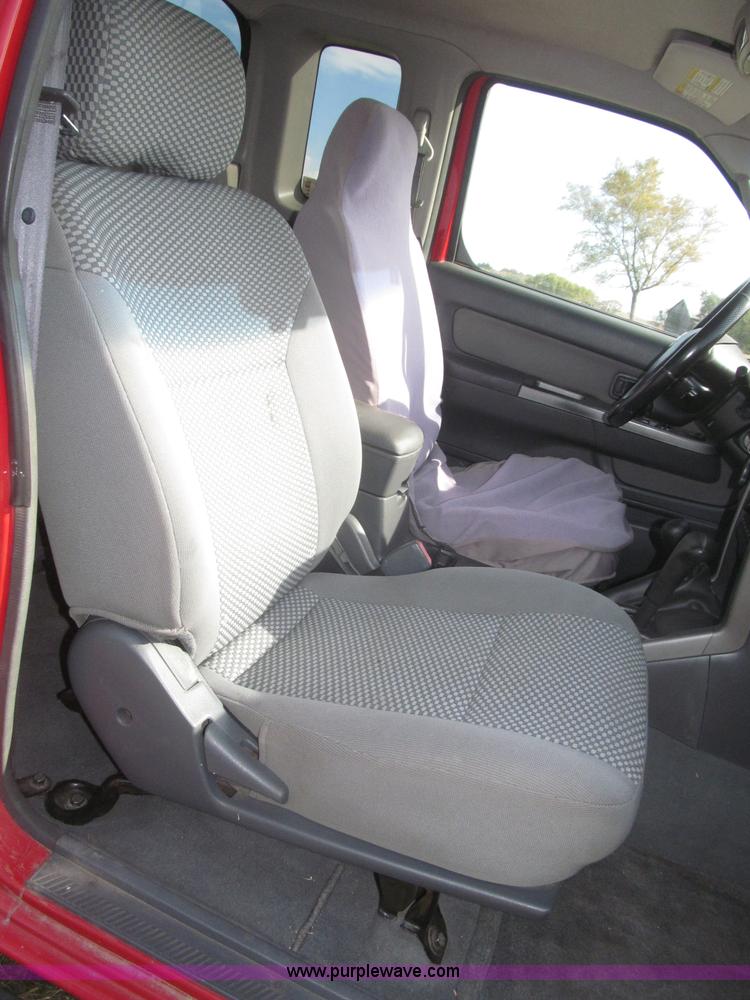 image for item F7187 2003 Nissan Frontier SE King Cab pickup truck