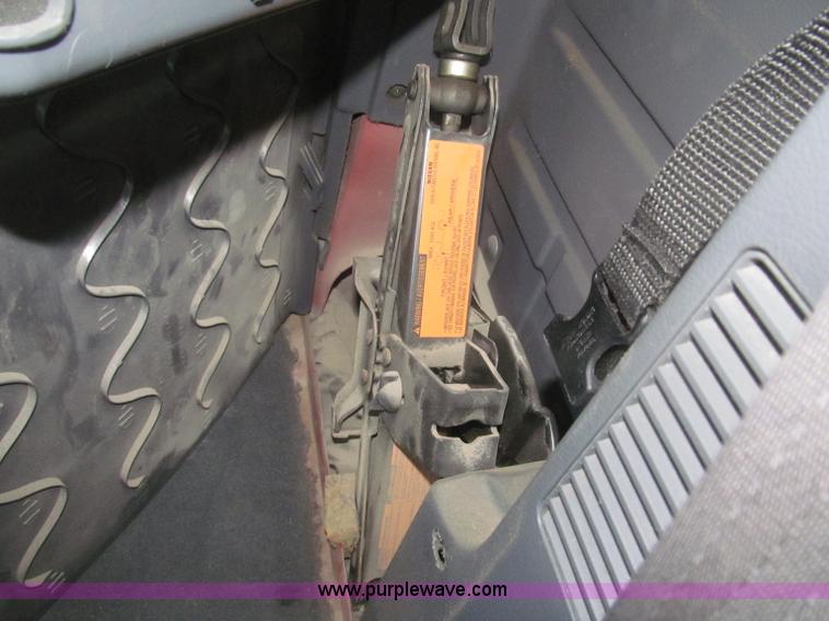 image for item F7187 2003 Nissan Frontier SE King Cab pickup truck