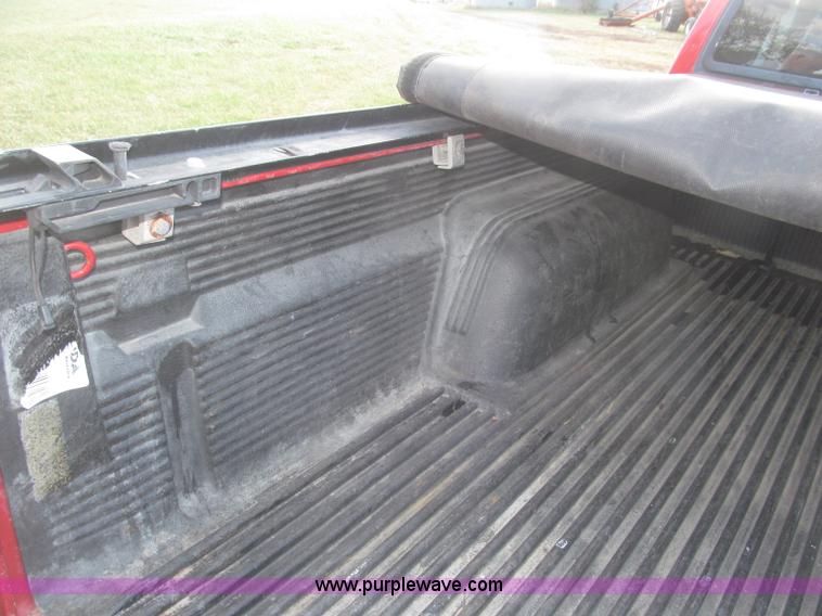 image for item F7187 2003 Nissan Frontier SE King Cab pickup truck