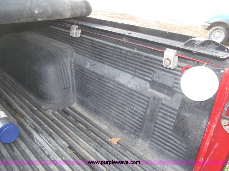 image for item F7187 2003 Nissan Frontier SE King Cab pickup truck