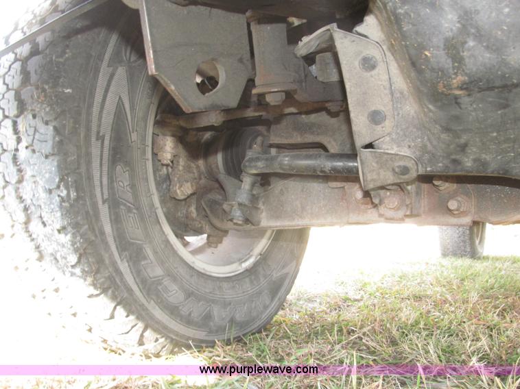 image for item F7187 2003 Nissan Frontier SE King Cab pickup truck