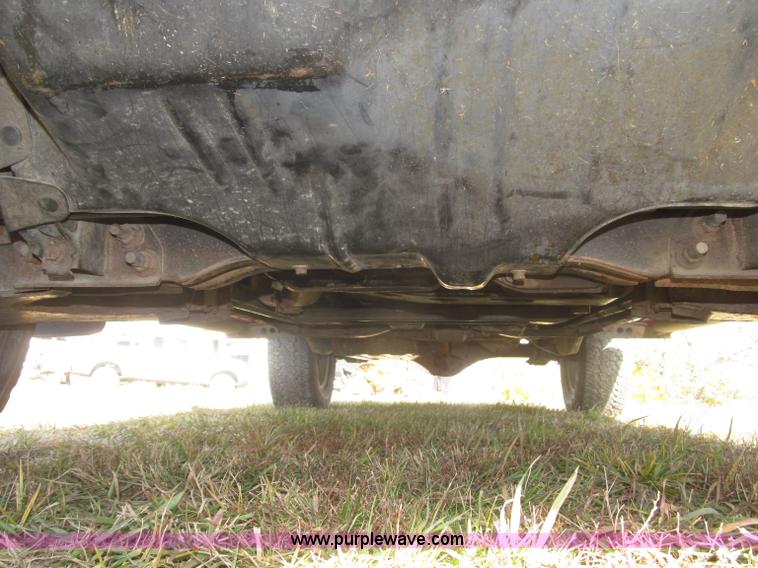 image for item F7187 2003 Nissan Frontier SE King Cab pickup truck