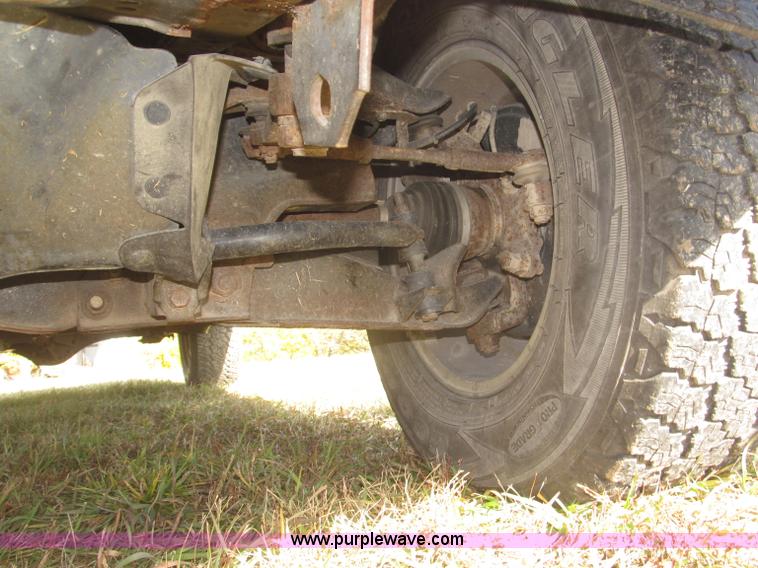 image for item F7187 2003 Nissan Frontier SE King Cab pickup truck