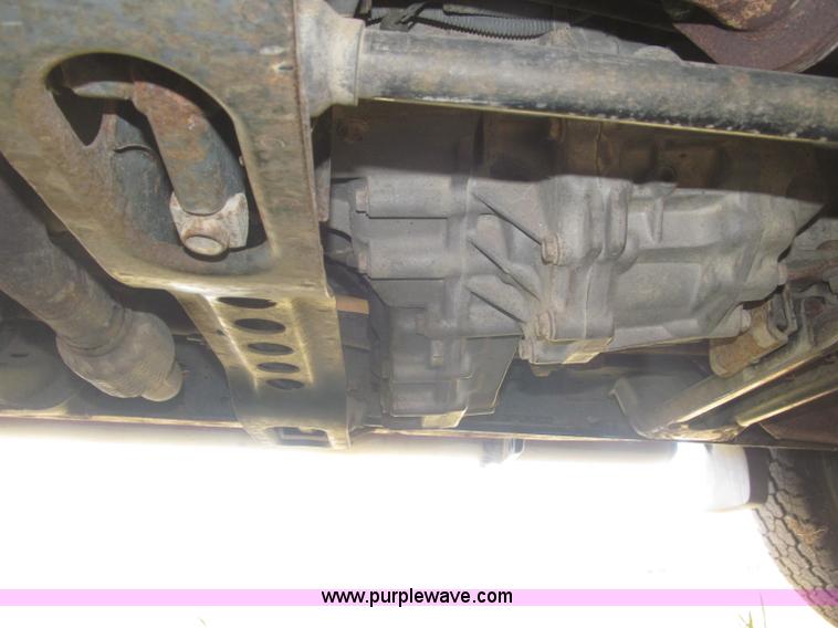 image for item F7187 2003 Nissan Frontier SE King Cab pickup truck