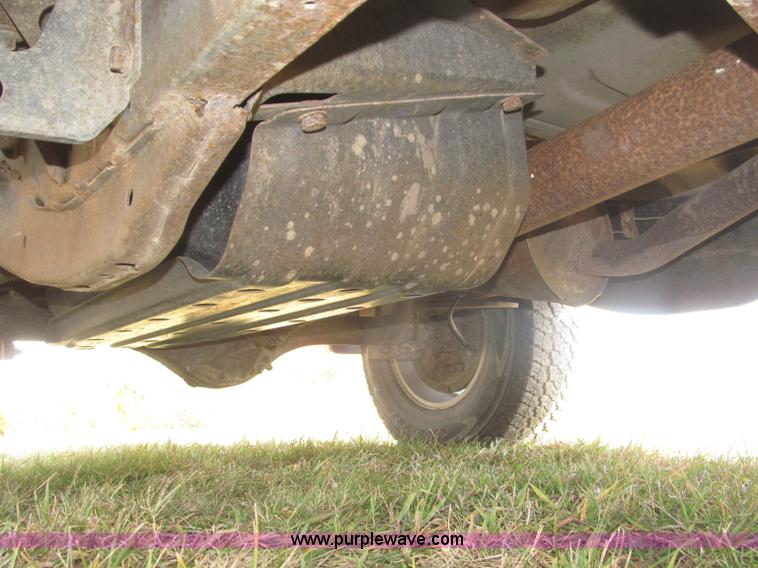 image for item F7187 2003 Nissan Frontier SE King Cab pickup truck