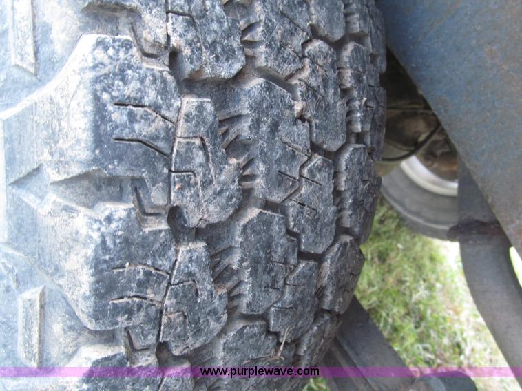 image for item F7187 2003 Nissan Frontier SE King Cab pickup truck