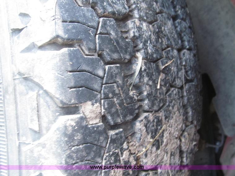 image for item F7187 2003 Nissan Frontier SE King Cab pickup truck