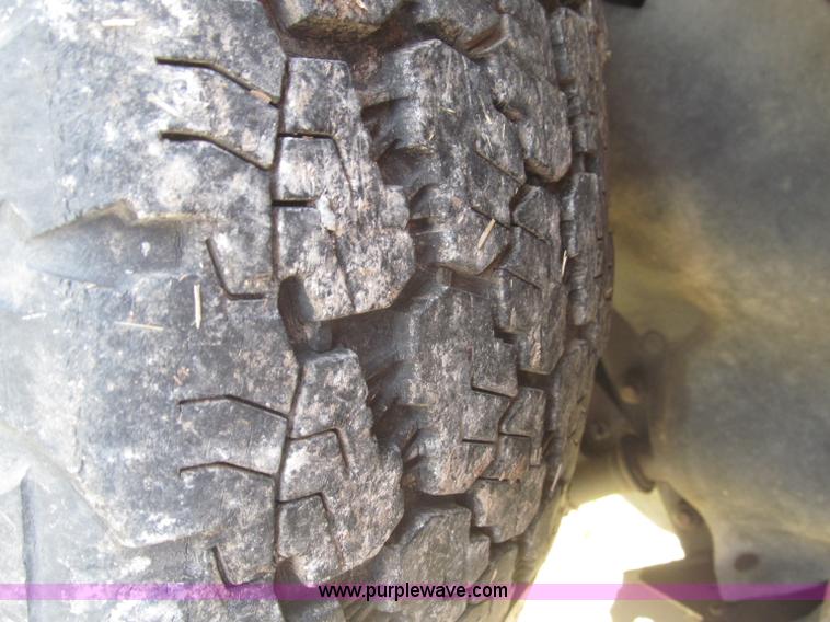 image for item F7187 2003 Nissan Frontier SE King Cab pickup truck