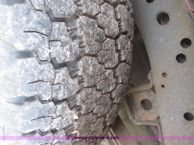 image for item F7187 2003 Nissan Frontier SE King Cab pickup truck