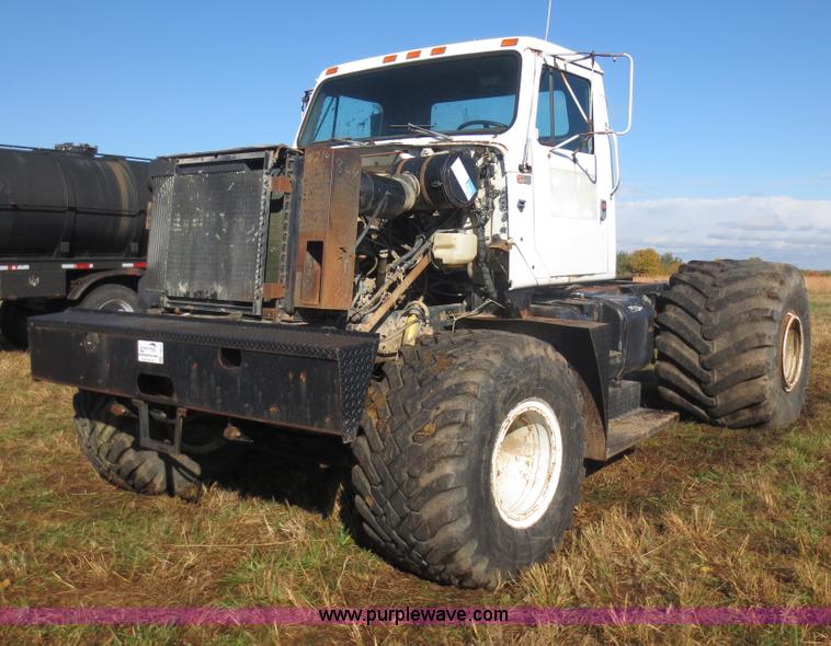 image for item F8015 1988 International S2500 off-road floater truck