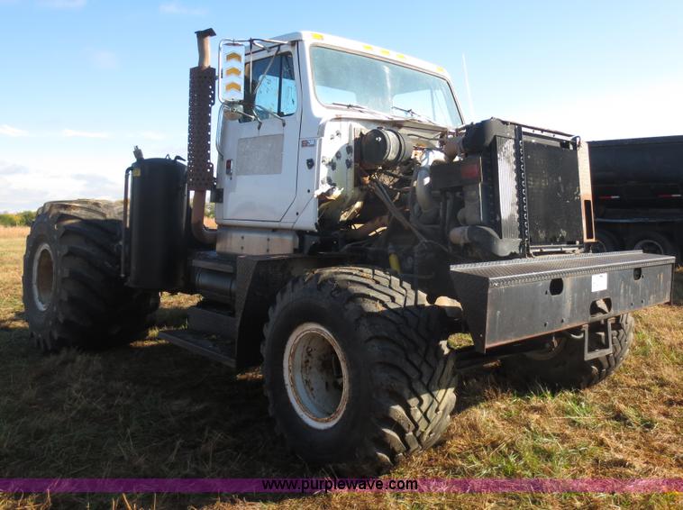 image for item F8015 1988 International S2500 off-road floater truck