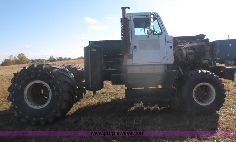 image for item F8015 1988 International S2500 off-road floater truck