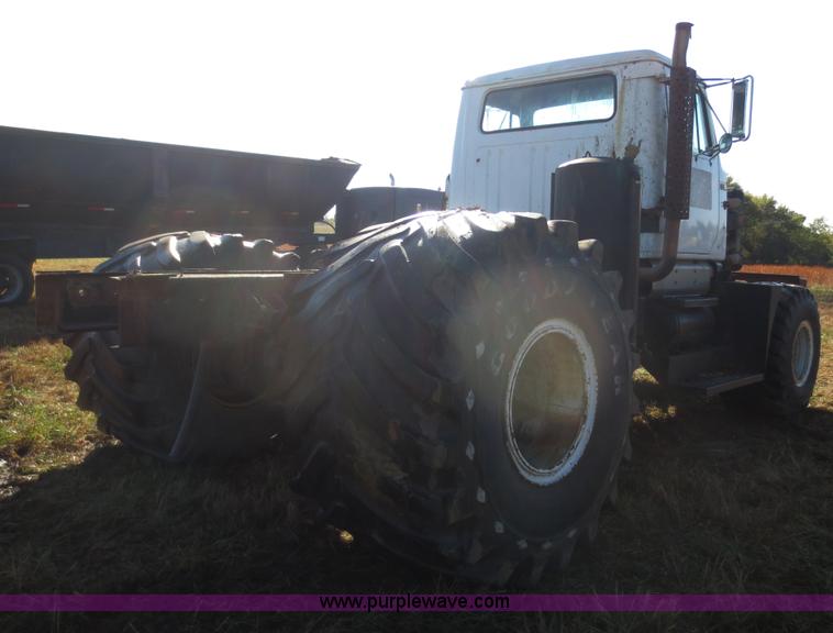 image for item F8015 1988 International S2500 off-road floater truck