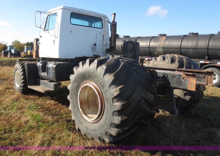 image for item F8015 1988 International S2500 off-road floater truck