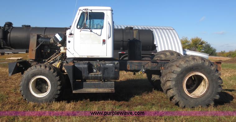 image for item F8015 1988 International S2500 off-road floater truck