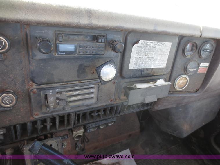 image for item F8015 1988 International S2500 off-road floater truck