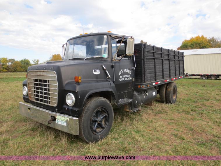 image for item F8017 1978 Ford 700 grain truck