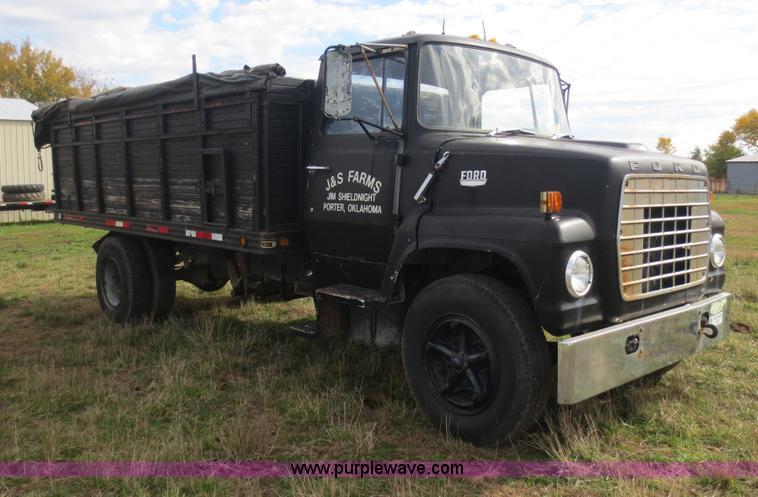 image for item F8017 1978 Ford 700 grain truck