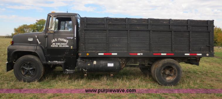 image for item F8017 1978 Ford 700 grain truck
