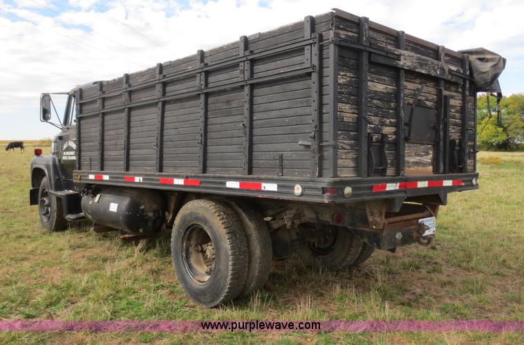 image for item F8017 1978 Ford 700 grain truck