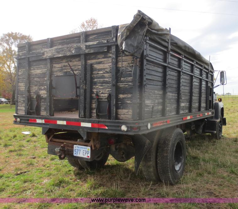 image for item F8017 1978 Ford 700 grain truck