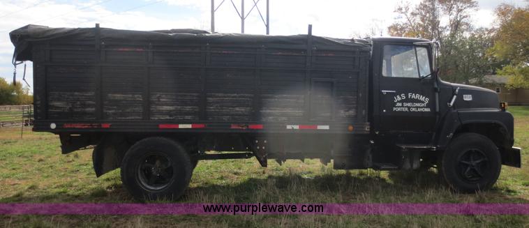 image for item F8017 1978 Ford 700 grain truck