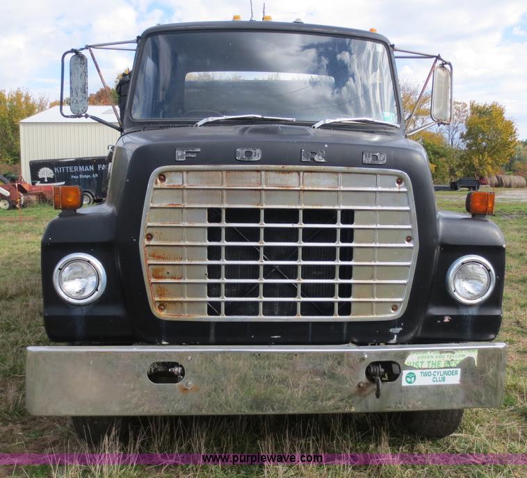 image for item F8017 1978 Ford 700 grain truck