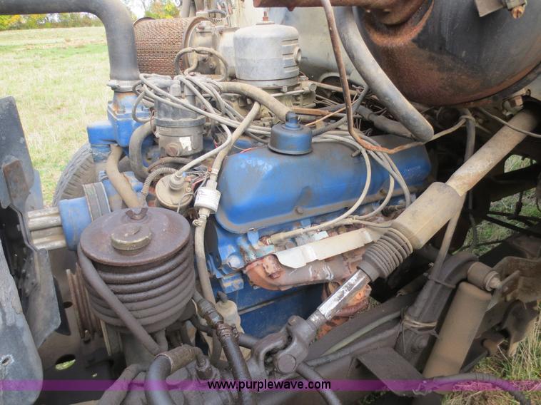 image for item F8017 1978 Ford 700 grain truck
