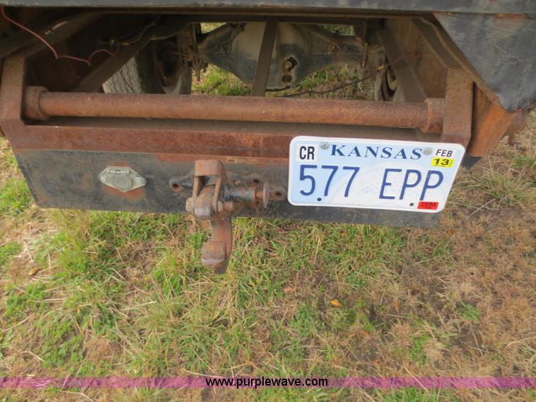 image for item F8017 1978 Ford 700 grain truck