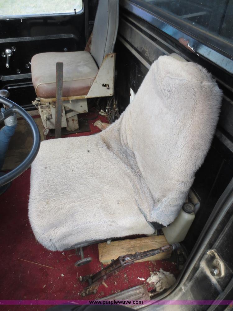 image for item F8017 1978 Ford 700 grain truck