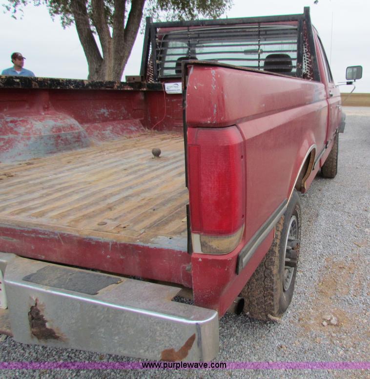 image for item G4335 1988 Ford F250 pickup truck