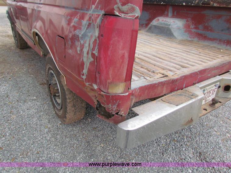 image for item G4335 1988 Ford F250 pickup truck