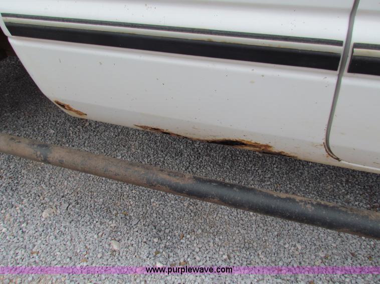 image for item G4337 1995 Dodge Ram 2500 ST flatbed truck