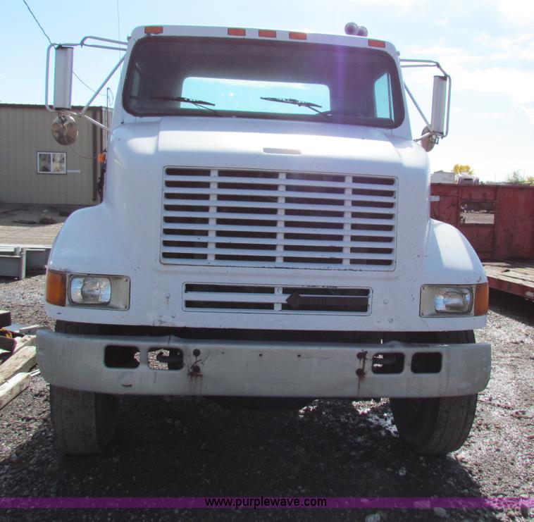 image for item G4364 1991 International 8100 semi truck