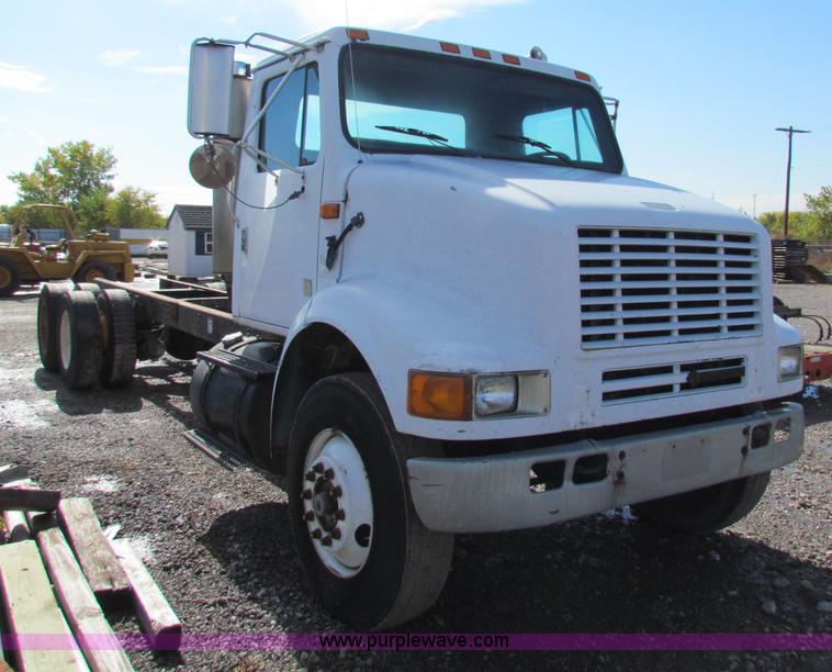 image for item G4364 1991 International 8100 semi truck