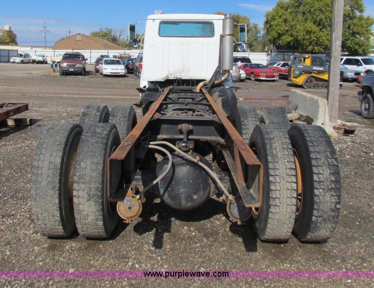 image for item G4364 1991 International 8100 semi truck